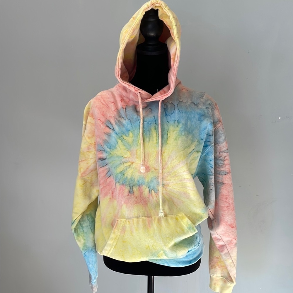 Colorful Tie-Dye Hoodie e we’re it’s front pocket small